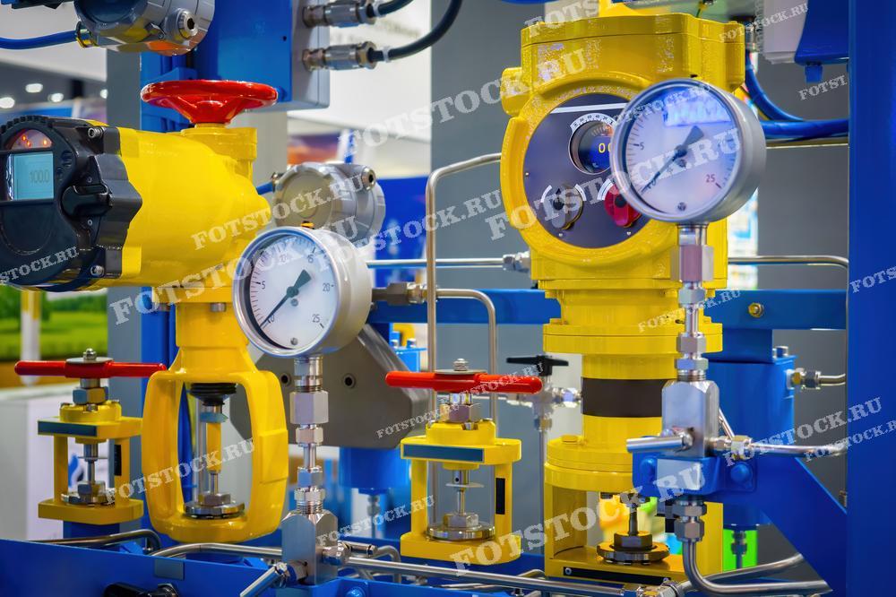 На фото изображено современное оборудование для добычи и переработки газа с различными датчиками, клапанами и трубопроводами. Это демонстрирует передовые технологии, используемые в газовой промышленности для эффективного и безопасного производства и переработки газа.
